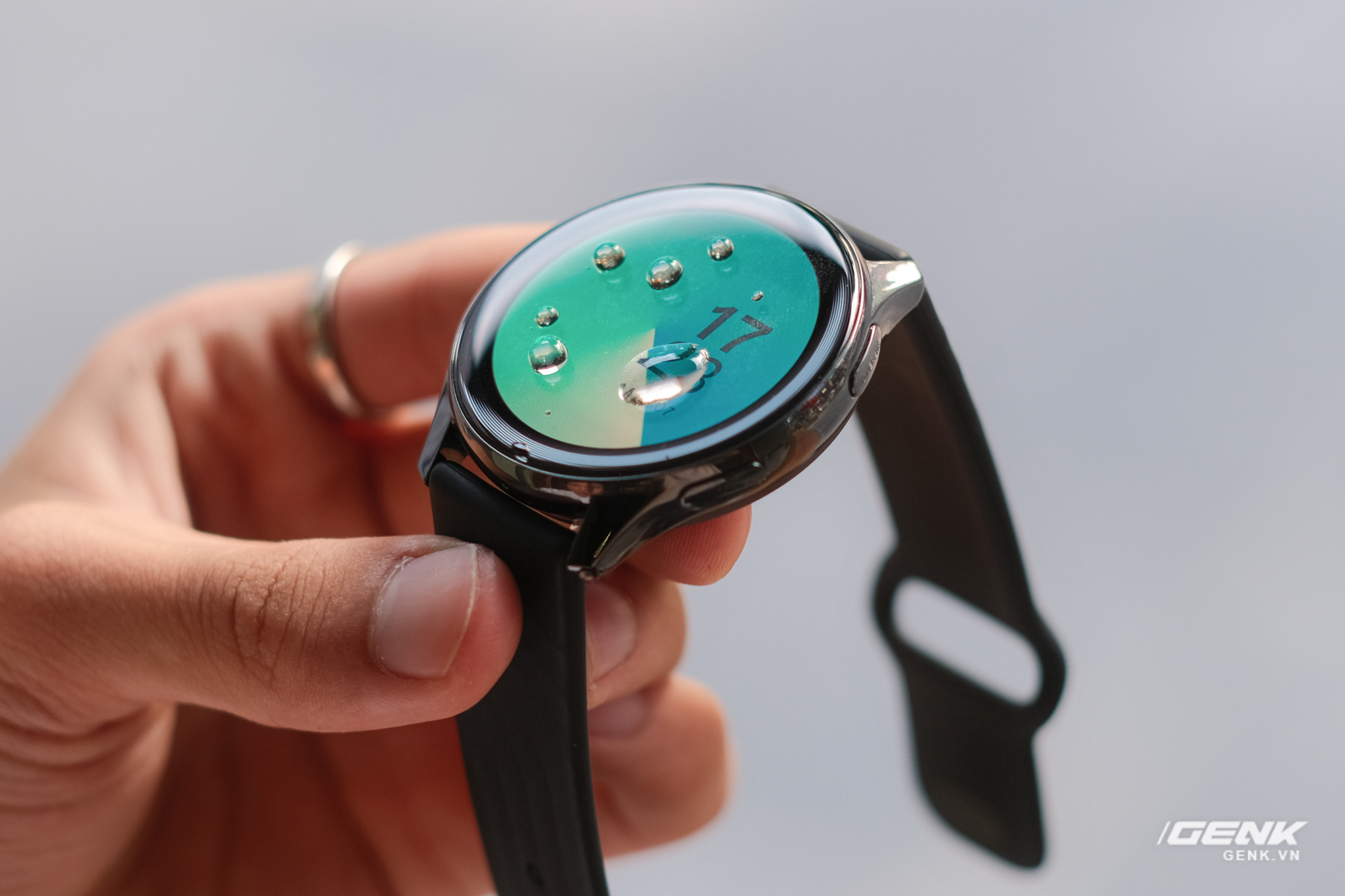 Trên tay và trải nghiệm nhanh OnePlus Watch: Thiết kế phổ thông, không dành cho người dùng nữ, có đo SpO2, pin 2 tuần, giá 4.2 triệu - Ảnh 18. Trên tay và trải nghiệm nhanh OnePlus Watch: Thiết kế phổ thông, không dành cho người dùng nữ, có đo SpO2, pin 2 tuần, giá 4.2 triệu - Ảnh 18.
