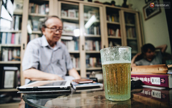 Chuyện chưa kể về cốc bia vại “huyền thoại” ở Hà Nội: Thiết kế trong 1 giờ, thống trị suốt 40 năm không có đối thủ - Ảnh 1.