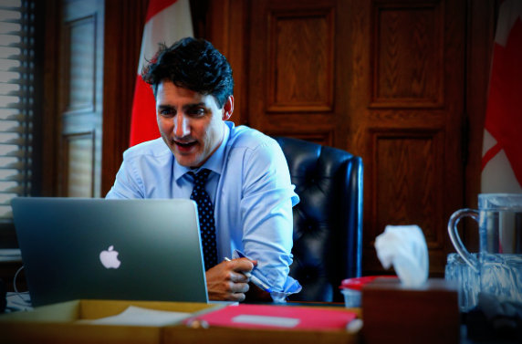 Thủ tướng Canada dùng laptop HP dán logo Apple để họp trực tuyến - Ảnh 2.