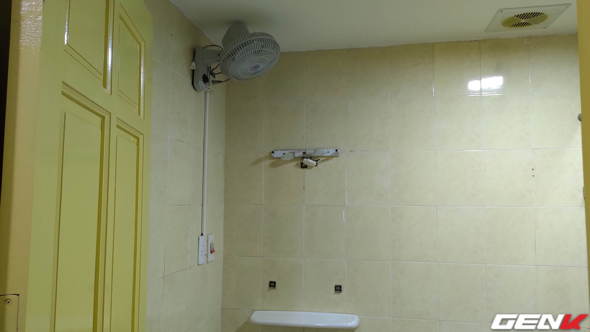 Quạt treo tường phòng vệ sinh: 
Không gian phòng vệ sinh cũng cần được thông thoáng và mát mẻ, và quạt treo tường phòng vệ sinh là giải pháp tối ưu cho điều đó. Cùng xem hình ảnh để tìm hiểu thêm về tính năng và thiết kế độc đáo của sản phẩm này nhé!