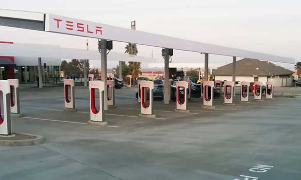 Không có bữa trưa miễn phí, ô tô điện VinFast sẽ phải trả thêm phí nếu sử dụng trạm sạc của Tesla - Ảnh 1.