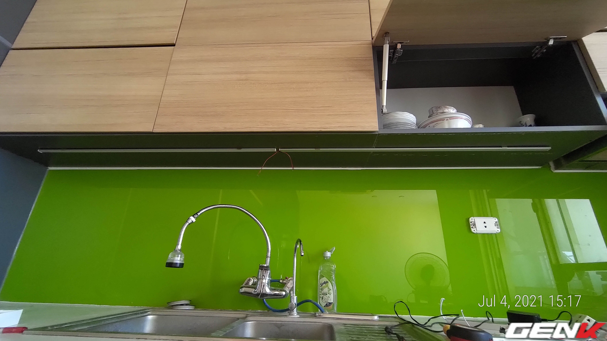 Tự lắp đèn LED tủ bếp để khắc phục đứng bếp bị tối và sấp bóng ...