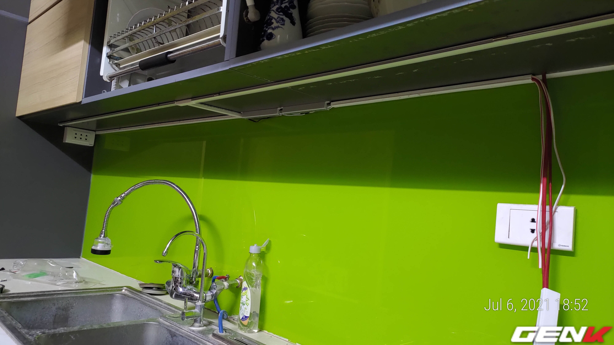 Tự lắp đèn LED tủ bếp để khắc phục đứng bếp bị tối và sấp bóng ...