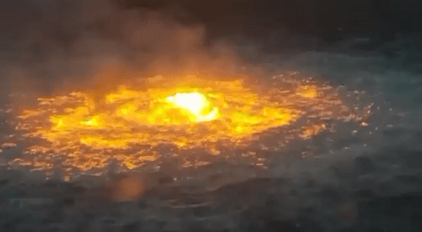 Lửa cháy kinh hoàng giữa đại dương, cảnh tượng hoành tráng như trong phim viễn tưởng - Ảnh 1.