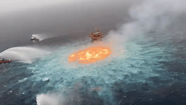 Lửa cháy kinh hoàng giữa đại dương, cảnh tượng hoành tráng như trong phim viễn tưởng - Ảnh 2.