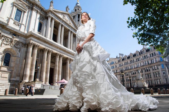 Mừng ngày gỡ bỏ quy định bắt buộc bịt mặt khi ra đường, nhà thiết kế Anh may bộ váy cưới từ 1.500 chiếc khẩu trang y tế - Ảnh 1.