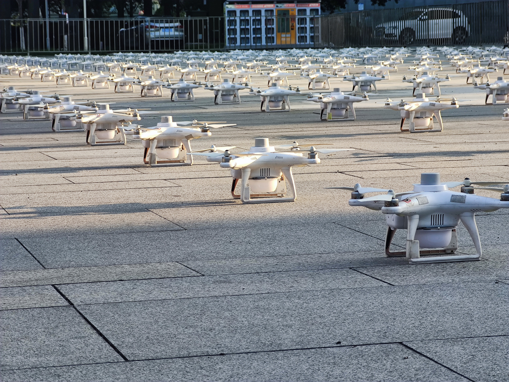 Xiaomi dùng 300 drone để quảng cáo cho MIX 4, tạo nên màn trình diễn ánh sáng tại nhiều thành phố lớn - Ảnh 1.