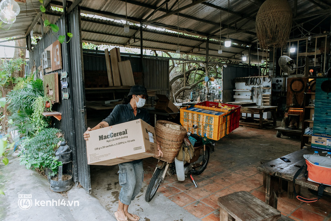  Theo chân “hot TikToker” Lâm Ống Húc - chàng trai chạy xe máy tặng bánh mì, khẩu trang và rất nhiều yêu thương cho bà con nghèo ở Sài Gòn - Ảnh 11.