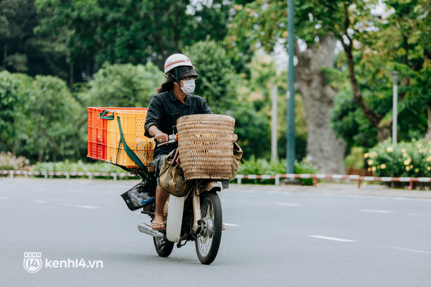  Theo chân “hot TikToker” Lâm Ống Húc - chàng trai chạy xe máy tặng bánh mì, khẩu trang và rất nhiều yêu thương cho bà con nghèo ở Sài Gòn - Ảnh 13.