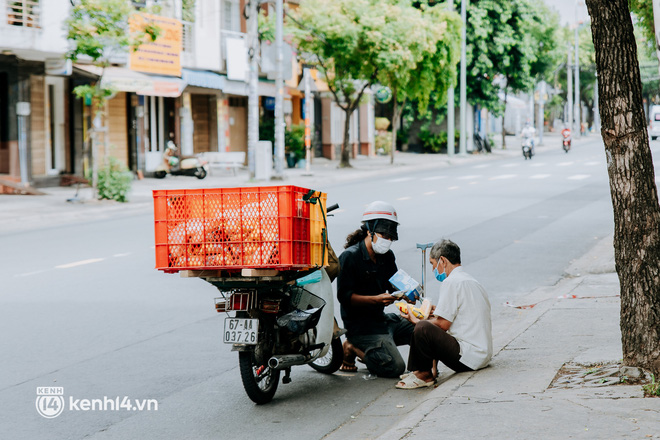  Theo chân “hot TikToker” Lâm Ống Húc - chàng trai chạy xe máy tặng bánh mì, khẩu trang và rất nhiều yêu thương cho bà con nghèo ở Sài Gòn - Ảnh 15.