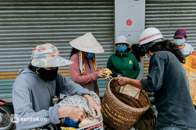  Theo chân “hot TikToker” Lâm Ống Húc - chàng trai chạy xe máy tặng bánh mì, khẩu trang và rất nhiều yêu thương cho bà con nghèo ở Sài Gòn - Ảnh 16.