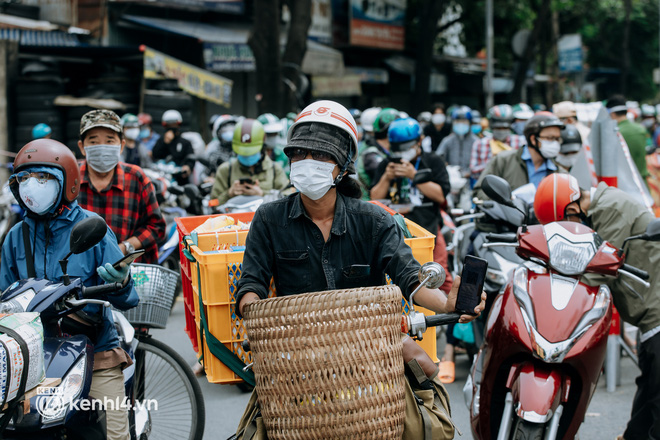  Theo chân “hot TikToker” Lâm Ống Húc - chàng trai chạy xe máy tặng bánh mì, khẩu trang và rất nhiều yêu thương cho bà con nghèo ở Sài Gòn - Ảnh 17.