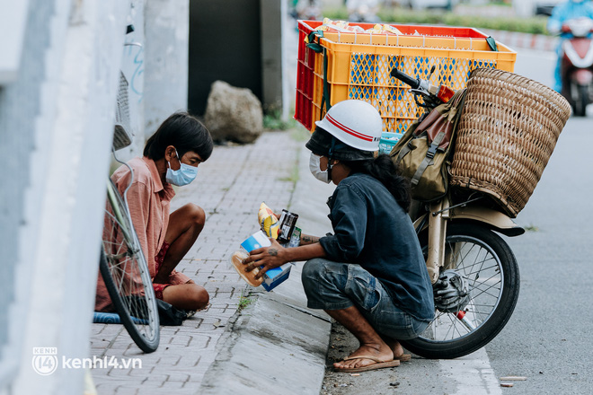 Theo chân “hot TikToker” Lâm Ống Húc - chàng trai chạy xe máy tặng bánh mì, khẩu trang và rất nhiều yêu thương cho bà con nghèo ở Sài Gòn - Ảnh 19.