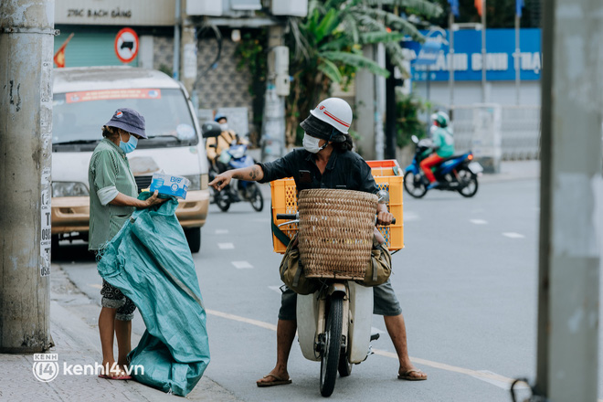  Theo chân “hot TikToker” Lâm Ống Húc - chàng trai chạy xe máy tặng bánh mì, khẩu trang và rất nhiều yêu thương cho bà con nghèo ở Sài Gòn - Ảnh 20.