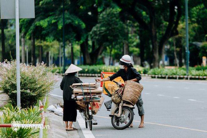  Theo chân “hot TikToker” Lâm Ống Húc - chàng trai chạy xe máy tặng bánh mì, khẩu trang và rất nhiều yêu thương cho bà con nghèo ở Sài Gòn - Ảnh 21.