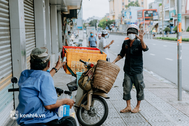  Theo chân “hot TikToker” Lâm Ống Húc - chàng trai chạy xe máy tặng bánh mì, khẩu trang và rất nhiều yêu thương cho bà con nghèo ở Sài Gòn - Ảnh 22.