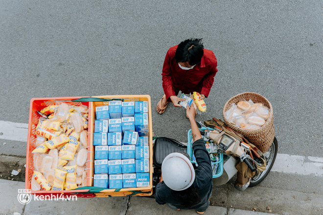  Theo chân “hot TikToker” Lâm Ống Húc - chàng trai chạy xe máy tặng bánh mì, khẩu trang và rất nhiều yêu thương cho bà con nghèo ở Sài Gòn - Ảnh 25.