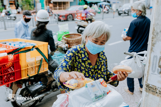  Theo chân “hot TikToker” Lâm Ống Húc - chàng trai chạy xe máy tặng bánh mì, khẩu trang và rất nhiều yêu thương cho bà con nghèo ở Sài Gòn - Ảnh 26.