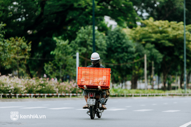 Theo chân “hot TikToker” Lâm Ống Húc - chàng trai chạy xe máy tặng bánh mì, khẩu trang và rất nhiều yêu thương cho bà con nghèo ở Sài Gòn - Ảnh 28.