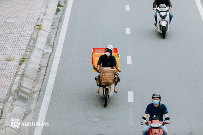  Theo chân “hot TikToker” Lâm Ống Húc - chàng trai chạy xe máy tặng bánh mì, khẩu trang và rất nhiều yêu thương cho bà con nghèo ở Sài Gòn - Ảnh 29.