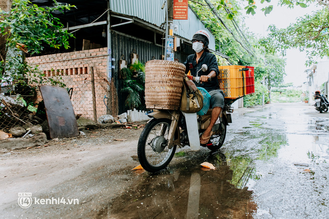  Theo chân “hot TikToker” Lâm Ống Húc - chàng trai chạy xe máy tặng bánh mì, khẩu trang và rất nhiều yêu thương cho bà con nghèo ở Sài Gòn - Ảnh 4.