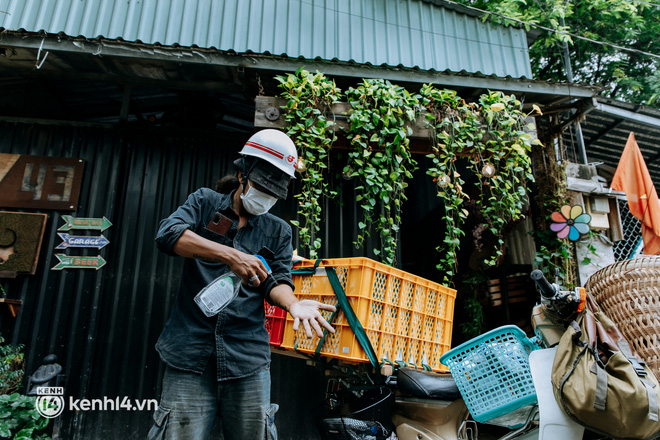  Theo chân “hot TikToker” Lâm Ống Húc - chàng trai chạy xe máy tặng bánh mì, khẩu trang và rất nhiều yêu thương cho bà con nghèo ở Sài Gòn - Ảnh 5.