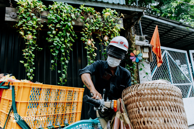  Theo chân “hot TikToker” Lâm Ống Húc - chàng trai chạy xe máy tặng bánh mì, khẩu trang và rất nhiều yêu thương cho bà con nghèo ở Sài Gòn - Ảnh 7.