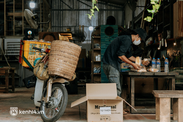  Theo chân “hot TikToker” Lâm Ống Húc - chàng trai chạy xe máy tặng bánh mì, khẩu trang và rất nhiều yêu thương cho bà con nghèo ở Sài Gòn - Ảnh 8.