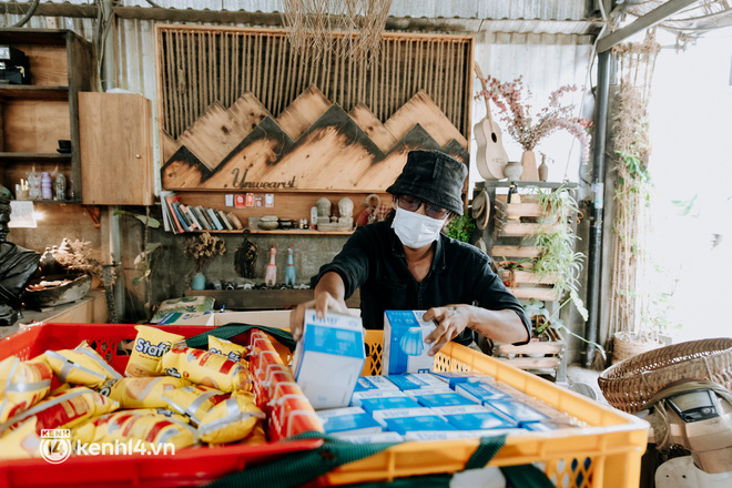  Theo chân “hot TikToker” Lâm Ống Húc - chàng trai chạy xe máy tặng bánh mì, khẩu trang và rất nhiều yêu thương cho bà con nghèo ở Sài Gòn - Ảnh 9.