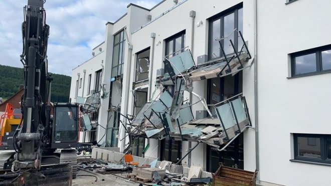 Tức giận vì bị chủ đầu tư quỵt tiền, nhà thầu Đức dùng máy xúc phá tan chung cư do chính mình xây - Ảnh 2.