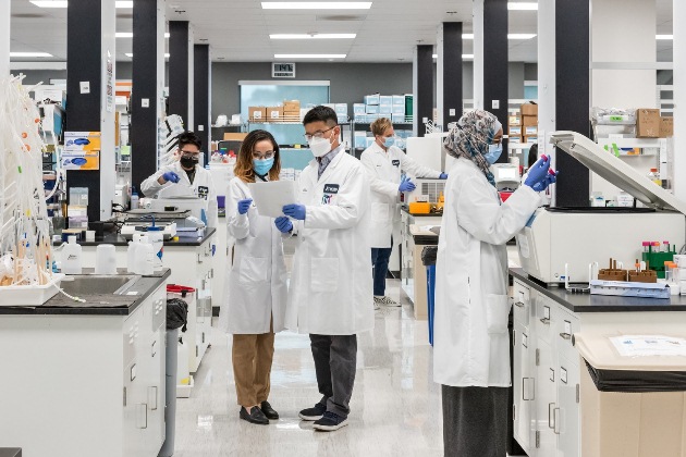 Vingroup nhận chuyển giao độc quyền công nghệ sản xuất vắc-xin mRNA phòng COVID-19 tại Việt Nam - Ảnh 1. Vingroup nhận chuyển giao độc quyền công nghệ sản xuất vắc-xin mRNA phòng COVID-19 tại Việt Nam - Ảnh 1.