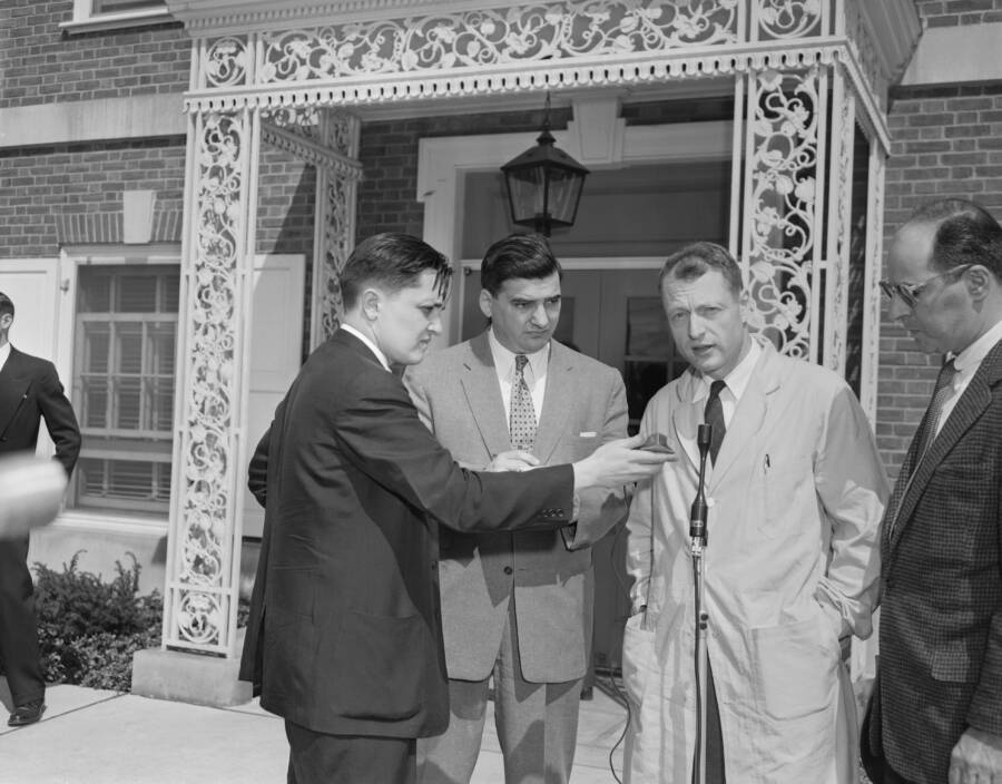 Chuyến phi&ecirc;u lưu của bộ n&atilde;o Albert Einstein, người c&oacute; IQ cao nhất thế giới sau khi n&oacute; bị đ&aacute;nh cắp khỏi cơ thể - Ảnh 4.