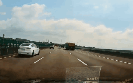 Hú hồn cảnh xe điện Tesla đổi làn ngay trước mũi xe công trình trên cao tốc - Ảnh 1.