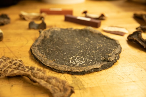 Chàng sinh viên tạo ra gỗ từ phế phẩm của trà kombucha, hứa hẹn giải cứu mảng xanh của hành tinh - Ảnh 4.