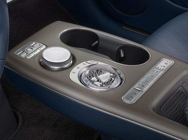  Khi xe Hàn vượt cả Mercedes, BMW: Genesis GV60 sẽ là mẫu xe điện sạc không dây đầu tiên trên thế giới - Ảnh 3.