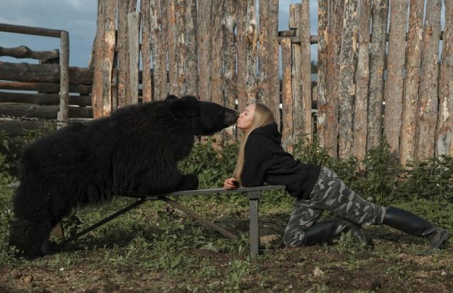 Cứu gấu con khỏi rạp xiếc, cô gái Nga tìm thấy bạn thân trọn đời - Ảnh 2.