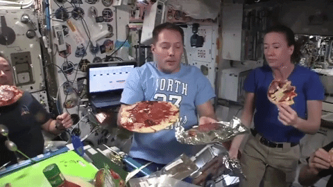 Đây là cách một bữa tiệc pizza diễn ra trên Trạm vũ trụ quốc tế cách Trái đất 400 km - Ảnh 2.