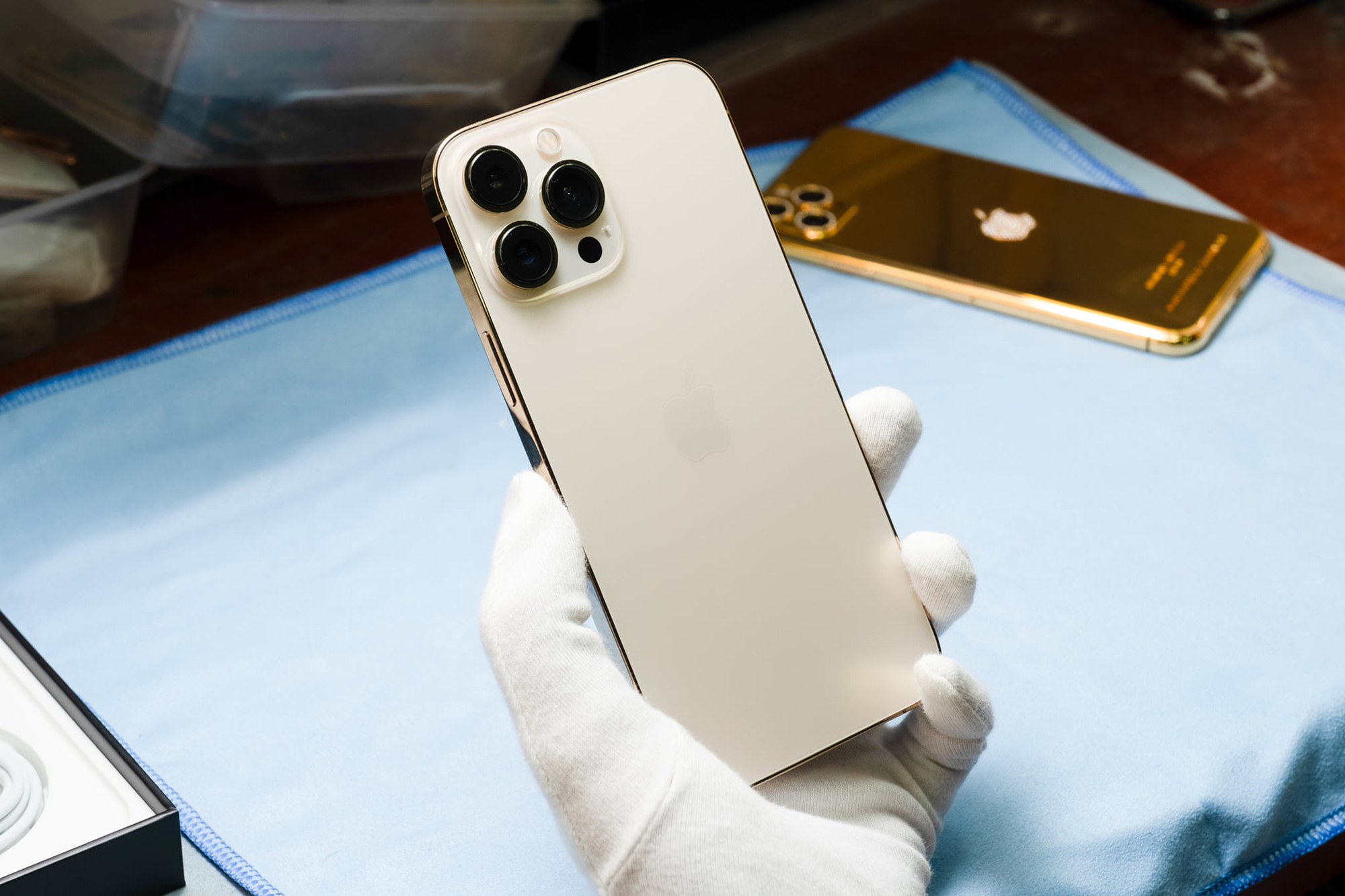 Việc tháo rời iPhone 13 Pro Max có thể làm bạn sợ hãi, nhưng không cần lo lắng. Hình ảnh liên quan sẽ hướng dẫn bạn từng bước càng tháo rời chiếc điện thoại đắt tiền này. Bây giờ bạn có thể tự tin tháo rời để sửa chữa hoặc nâng cấp thiết bị của mình.