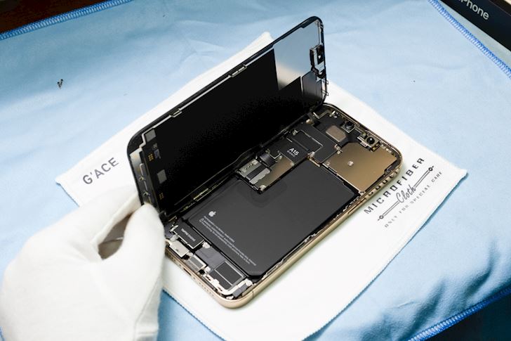 Khám phá bên trong chiếc iPhone 13 Pro Max và tìm hiểu về các linh kiện công nghệ cực kỳ tiên tiến của nó. Hình ảnh \
