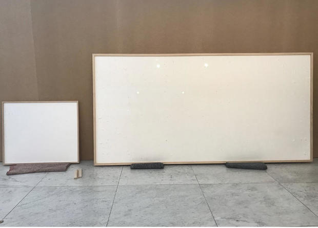 Cho một nghệ sĩ vay 84.000 USD để làm tác phẩm nghệ thuật, bảo tàng nhận lại hai khung tranh trống rỗng có tiêu đề: Lấy tiền và chạy - Ảnh 2.