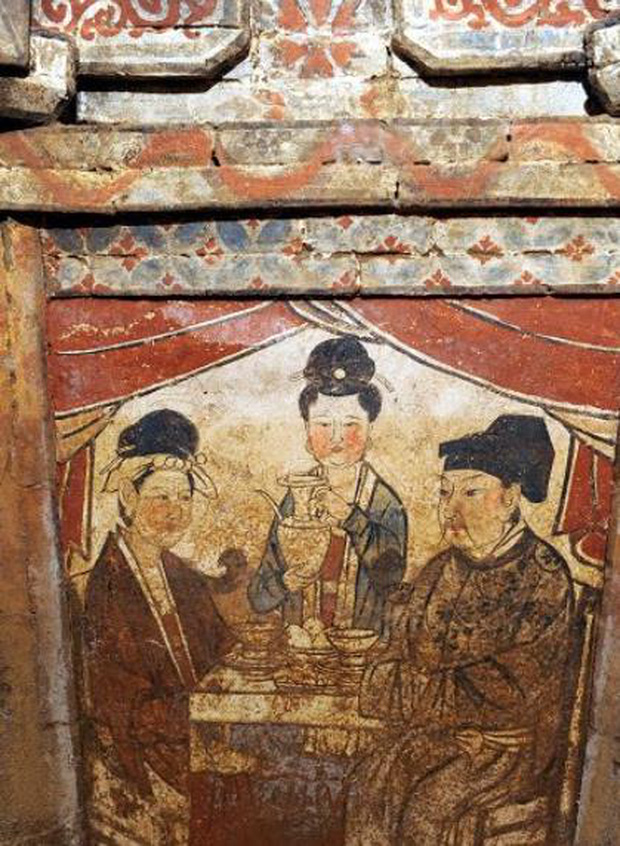  Khai quật ngôi mộ cổ nghìn năm phát hiện 3 người được chôn cùng nhau, bức tranh trên tường tiết lộ mối quan hệ mật thiết không ai ngờ - Ảnh 6.