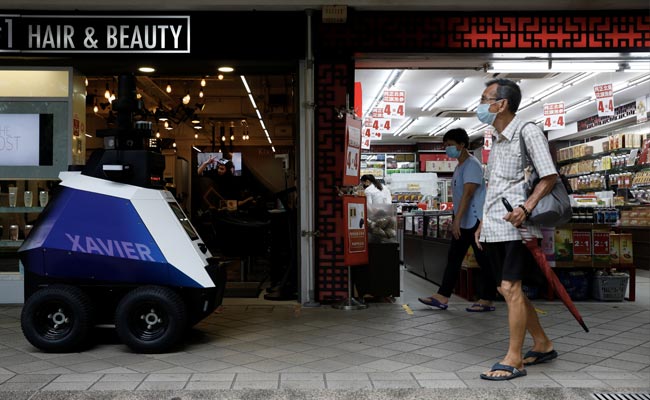 Singapore sử dụng robot để giám sát các hành vi không đúng mực tại nơi công cộng - Ảnh 1.
