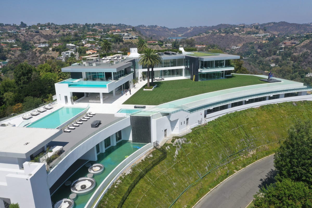 Inside the super mansion of nearly 10,000 m2 of Los Angeles, listed for $ 295 million and about to be auctioned - Photo 3.