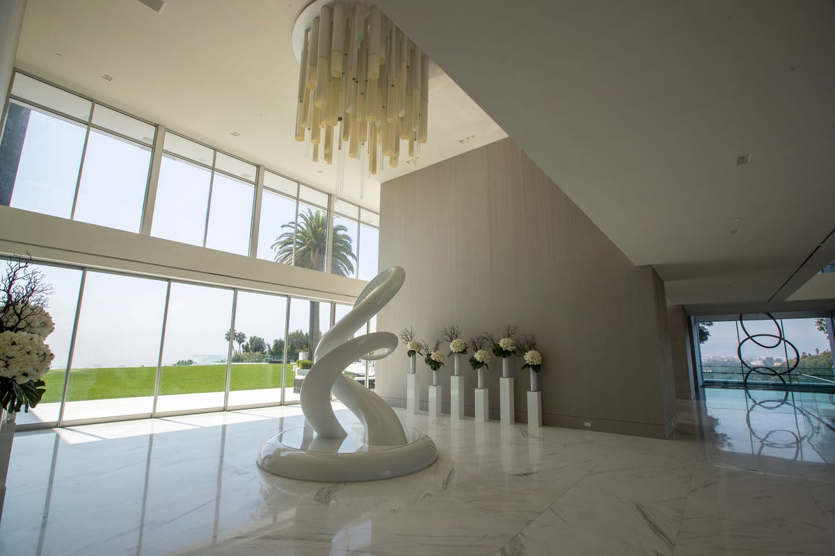 Inside the super mansion of nearly 10,000 m2 of Los Angeles, listed for $ 295 million and about to be auctioned - Photo 6.