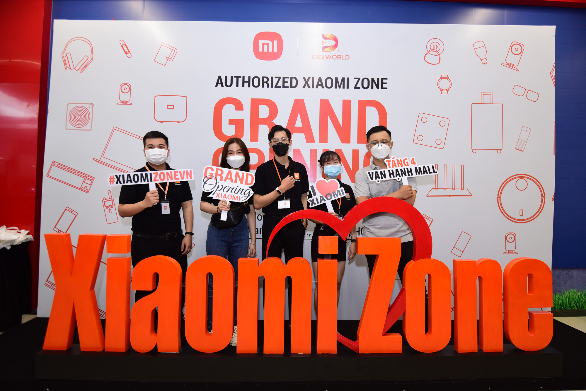 Xiaomi Zone opens: The 5th genuine Xiaomi store in Vietnam - Photo 1.