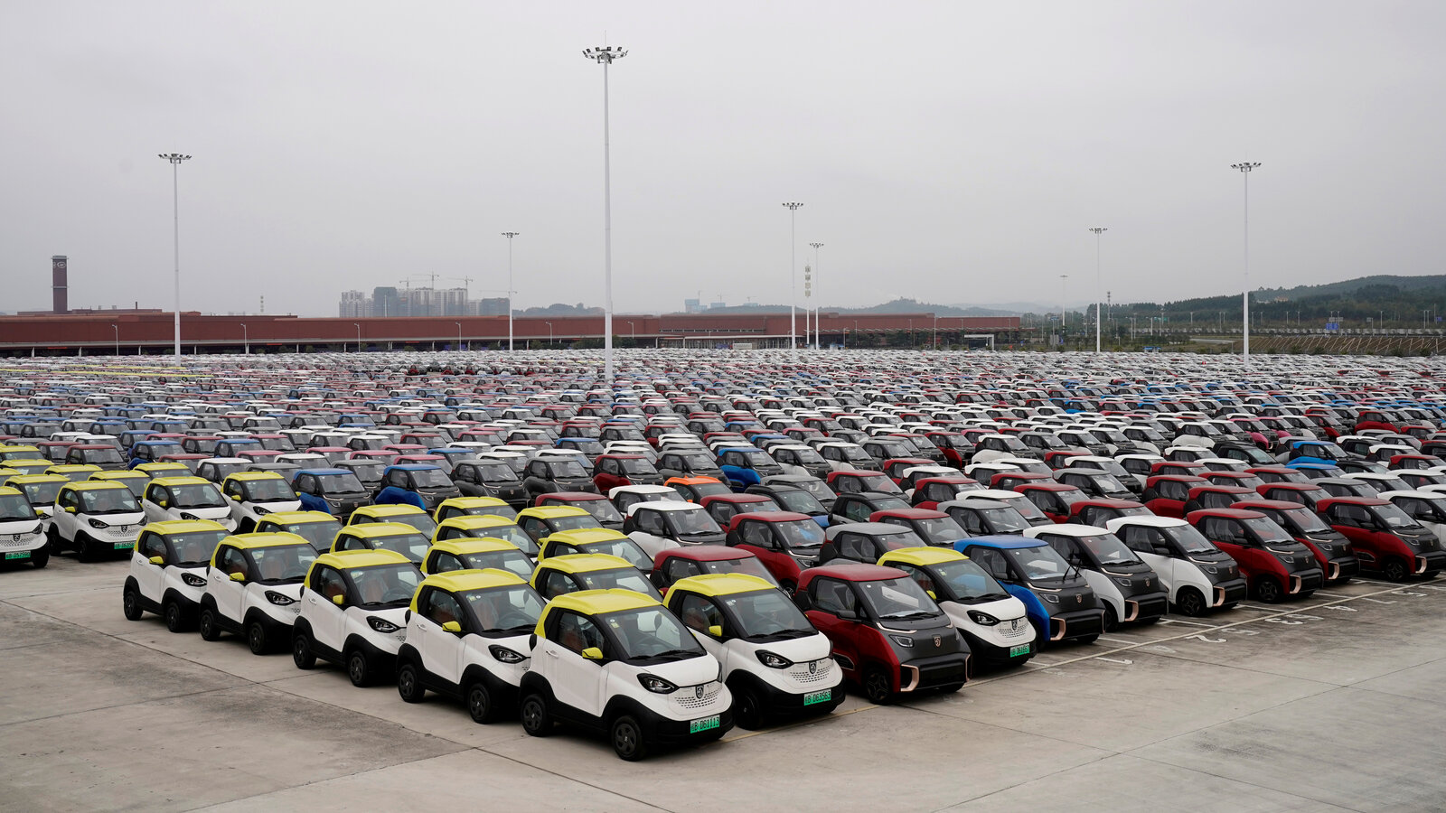 China's dream of global electric car hegemony: Giving money to people to buy cars, helping with all problems with electric car companies, but can they overtake the US?  - Photo 1.
