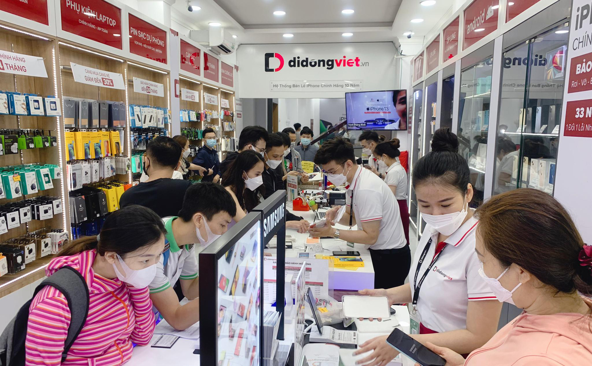 Phones, MacBooks reduce millions, accessories are half-price near Tet - Photo 1.