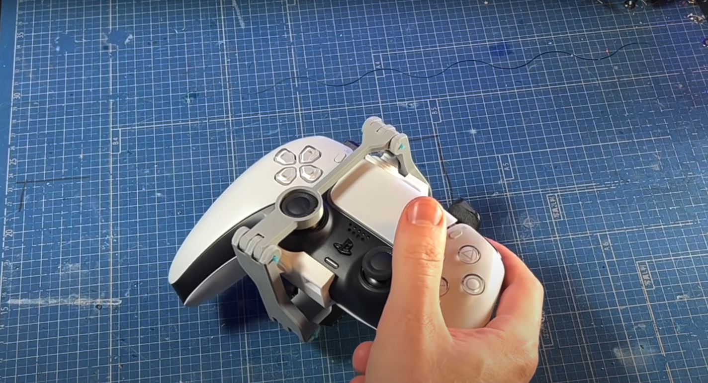 Using one hand can still easily use the PS5 controller thanks to 3D printing technology - Photo 1.