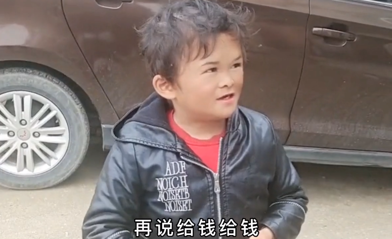 Cậu bé trở thành cỗ máy kiếm tiền nhờ giống hệt Jack Ma 6 năm trước: 14 tuổi vẫn không biết chữ, hình ảnh hiện tại quá xót xa - Ảnh 6.