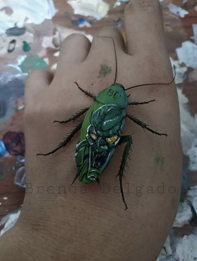 Artist paints pictures on... dead cockroaches - Photo 3.